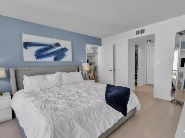 2-bedroom condo for sale in Miami Beach - 1800 Sunset Harbour Dr 1003 - MondialRealty