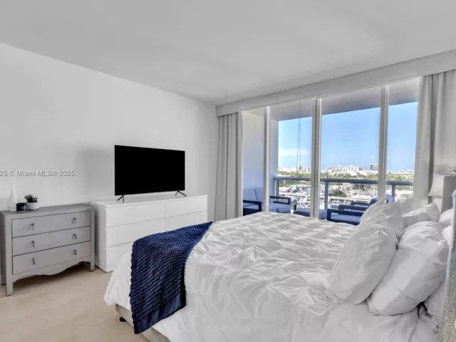 2-bedroom condo for sale in Miami Beach - 1800 Sunset Harbour Dr 1003 - MondialRealty