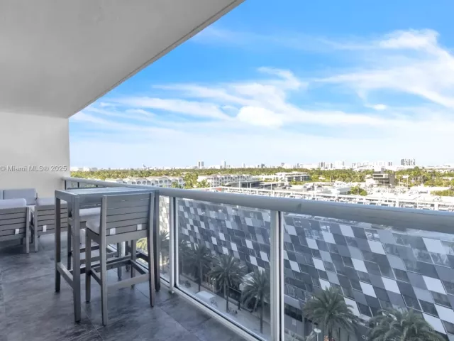 2-bedroom condo for sale in Miami Beach - 1800 Sunset Harbour Dr 1003 - MondialRealty