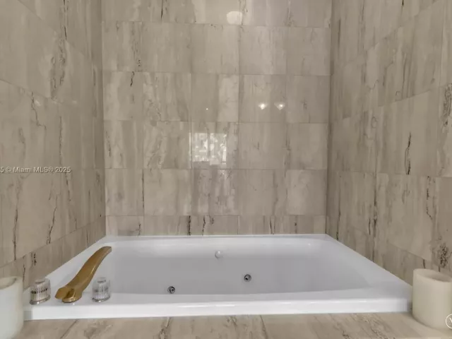 2-bedroom condo for sale in Miami Beach - 1800 Sunset Harbour Dr 1003 - MondialRealty