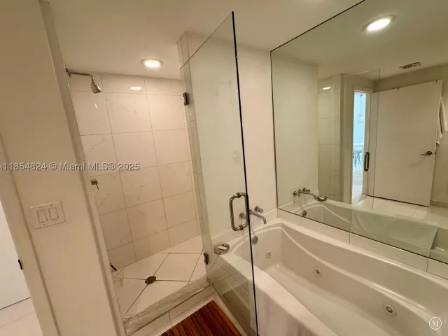 1-bedroom condo for sale in Miami - 500 Brickell Ave 1204 - MondialRealty