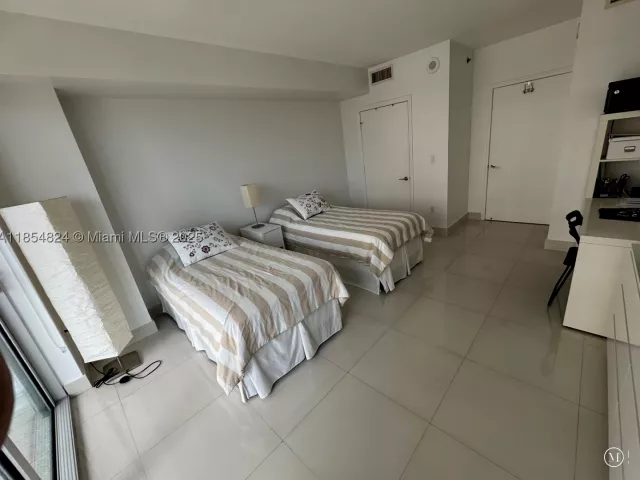 1-bedroom condo for sale in Miami - 500 Brickell Ave 1204 - MondialRealty
