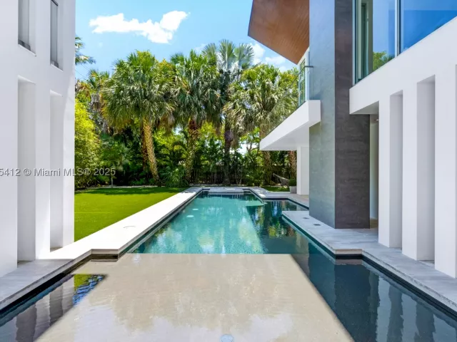 5-bedroom home for sale in Key Biscayne - 545 SABAL PALM - MondialRealty
