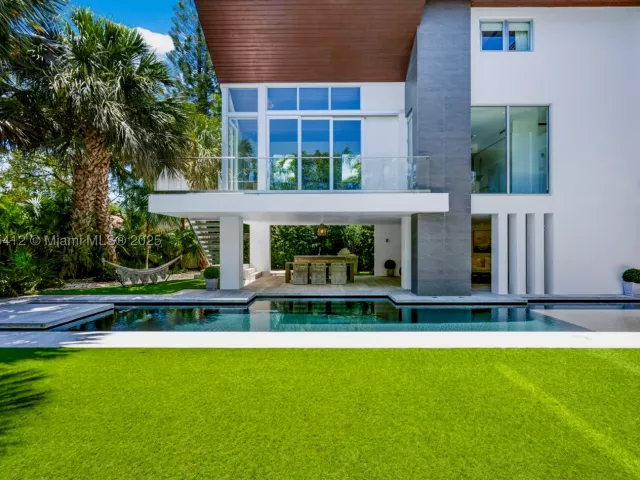 5-bedroom home for sale in Key Biscayne - 545 SABAL PALM - MondialRealty