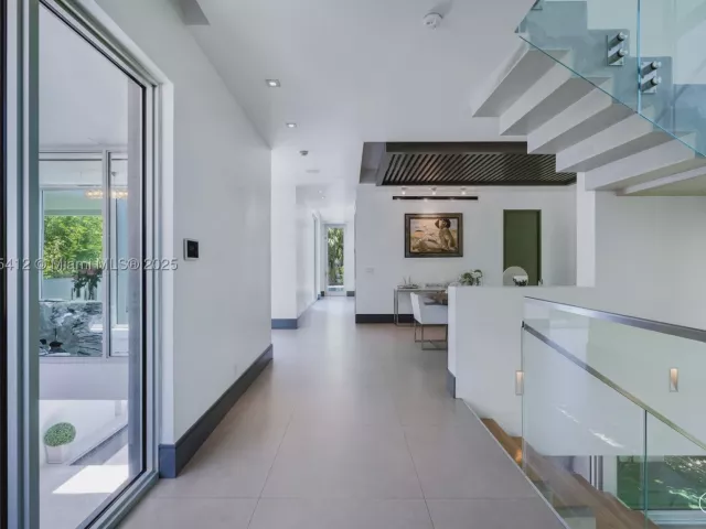 5-bedroom home for sale in Key Biscayne - 545 SABAL PALM - MondialRealty