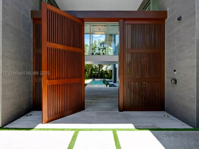 5-bedroom home for sale in Key Biscayne - 545 SABAL PALM - MondialRealty
