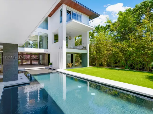 5-bedroom home for sale in Key Biscayne - 545 SABAL PALM - MondialRealty