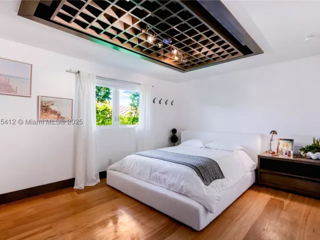 5-bedroom home for sale in Key Biscayne - 545 SABAL PALM - MondialRealty