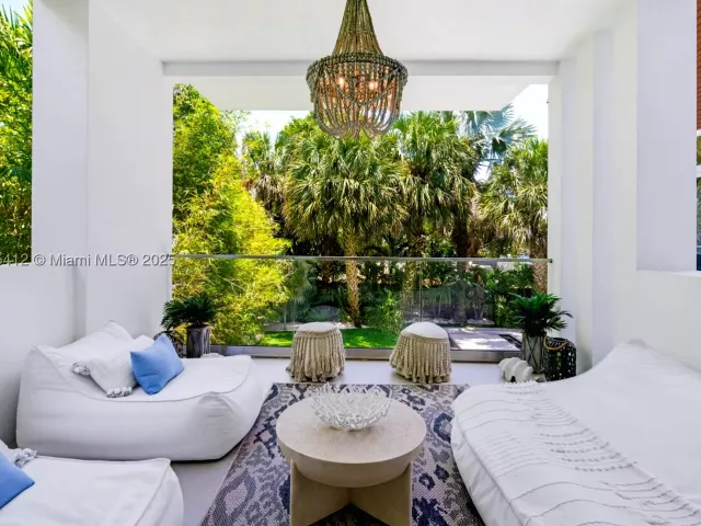 5-bedroom home for sale in Key Biscayne - 545 SABAL PALM - MondialRealty