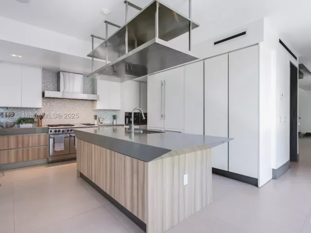 5-bedroom home for sale in Key Biscayne - 545 SABAL PALM - MondialRealty