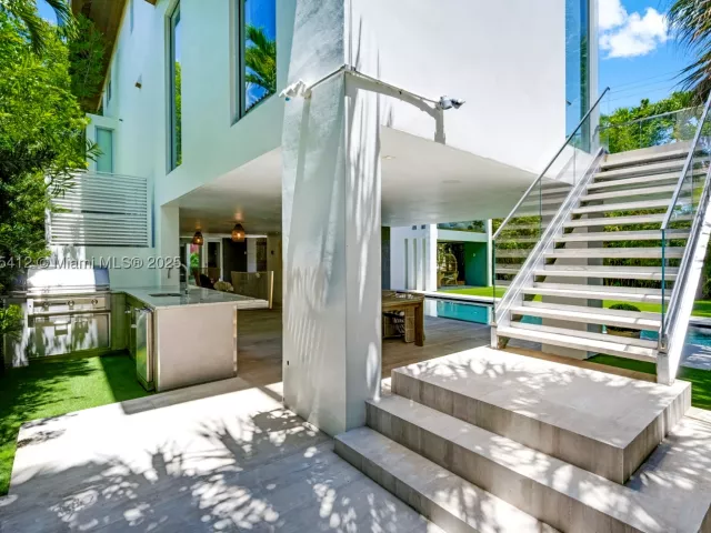 5-bedroom home for sale in Key Biscayne - 545 SABAL PALM - MondialRealty