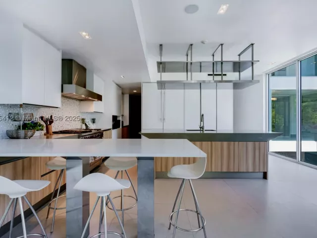 5-bedroom home for sale in Key Biscayne - 545 SABAL PALM - MondialRealty