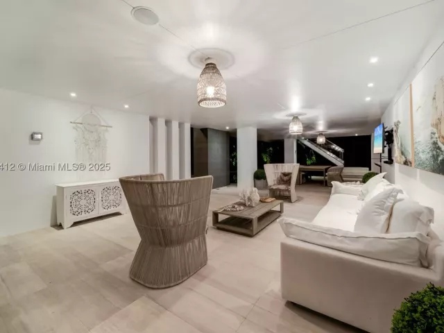5-bedroom home for sale in Key Biscayne - 545 SABAL PALM - MondialRealty