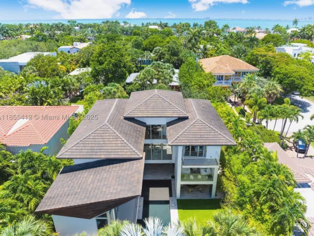 5-bedroom home for sale in Key Biscayne - 545 SABAL PALM - MondialRealty