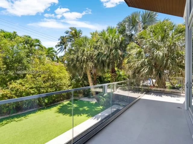 5-bedroom home for sale in Key Biscayne - 545 SABAL PALM - MondialRealty