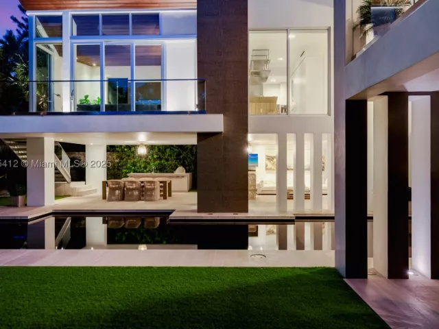 5-bedroom home for sale in Key Biscayne - 545 SABAL PALM - MondialRealty