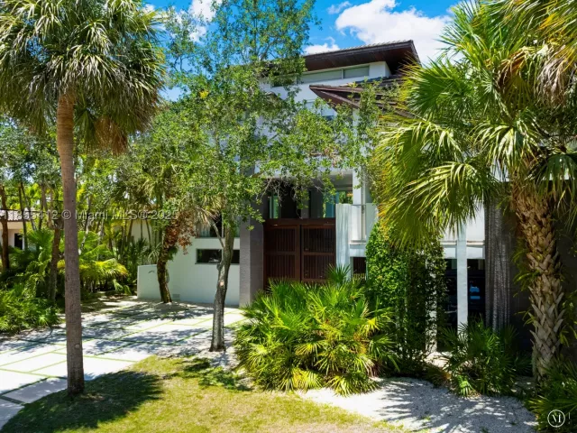 5-bedroom home for sale in Key Biscayne - 545 SABAL PALM - MondialRealty