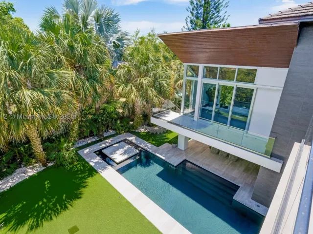 5-bedroom home for sale in Key Biscayne - 545 SABAL PALM - MondialRealty