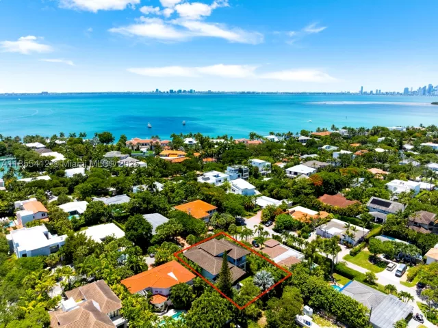 5-bedroom home for sale in Key Biscayne - 545 SABAL PALM - MondialRealty