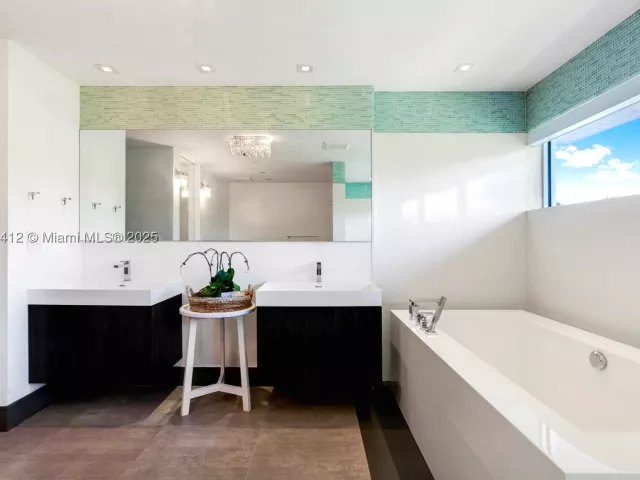 5-bedroom home for sale in Key Biscayne - 545 SABAL PALM - MondialRealty
