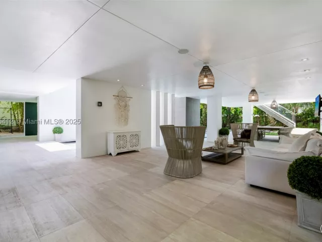 5-bedroom home for sale in Key Biscayne - 545 SABAL PALM - MondialRealty