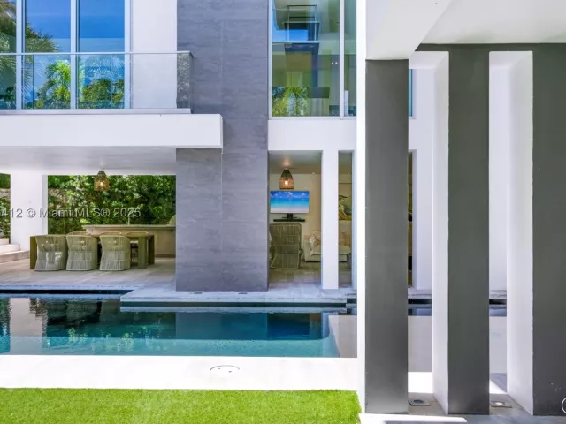 5-bedroom home for sale in Key Biscayne - 545 SABAL PALM - MondialRealty