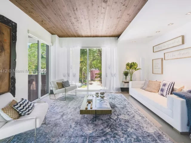 5-bedroom home for sale in Key Biscayne - 545 SABAL PALM - MondialRealty