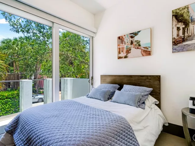 5-bedroom home for sale in Key Biscayne - 545 SABAL PALM - MondialRealty