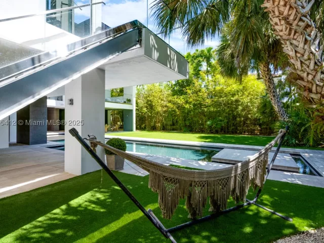 5-bedroom home for sale in Key Biscayne - 545 SABAL PALM - MondialRealty