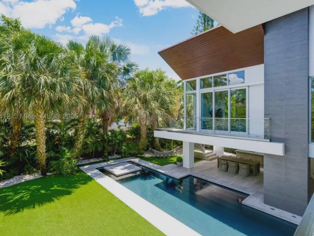 5-bedroom home for sale in Key Biscayne - 545 SABAL PALM - MondialRealty