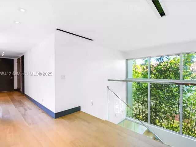 5-bedroom home for sale in Key Biscayne - 545 SABAL PALM - MondialRealty