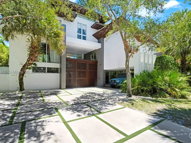 5-bedroom home for sale in Key Biscayne - 545 SABAL PALM - MondialRealty