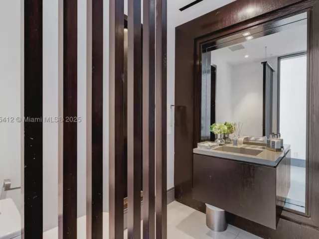 5-bedroom home for sale in Key Biscayne - 545 SABAL PALM - MondialRealty