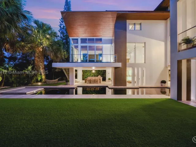5-bedroom home for sale in Key Biscayne - 545 SABAL PALM - MondialRealty