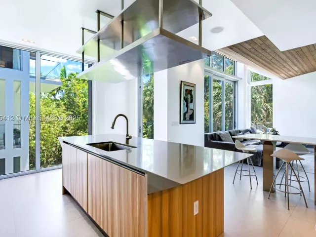 5-bedroom home for sale in Key Biscayne - 545 SABAL PALM - MondialRealty