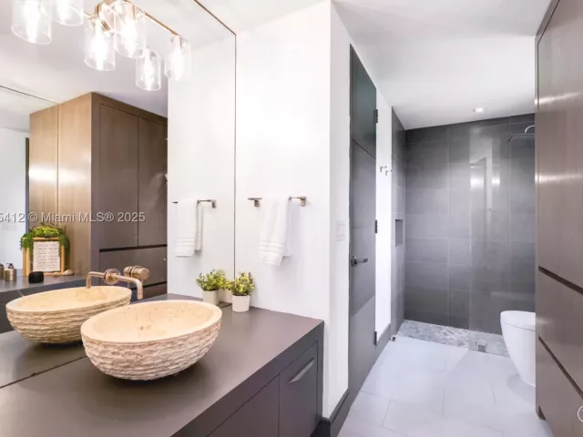 5-bedroom home for sale in Key Biscayne - 545 SABAL PALM - MondialRealty