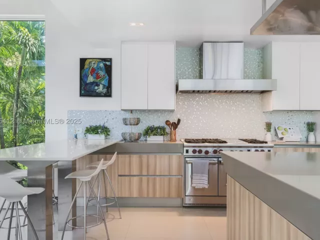 5-bedroom home for sale in Key Biscayne - 545 SABAL PALM - MondialRealty