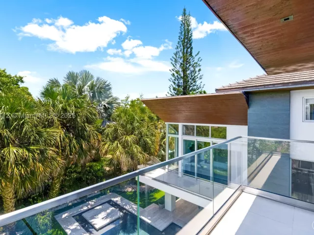 5-bedroom home for sale in Key Biscayne - 545 SABAL PALM - MondialRealty