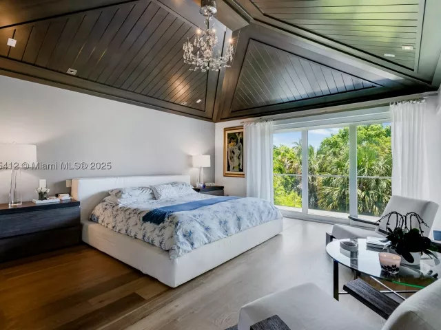 5-bedroom home for sale in Key Biscayne - 545 SABAL PALM - MondialRealty