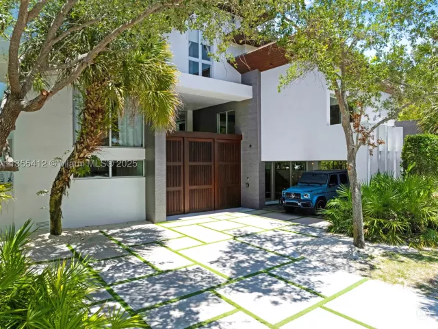 5-bedroom home for sale in Key Biscayne - 545 SABAL PALM - MondialRealty