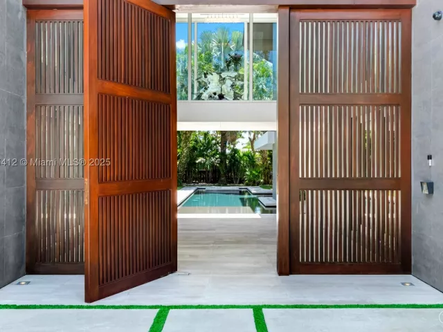 5-bedroom home for sale in Key Biscayne - 545 SABAL PALM - MondialRealty