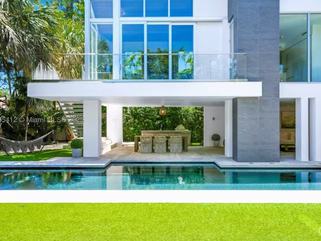5-bedroom home for sale in Key Biscayne - 545 SABAL PALM - MondialRealty