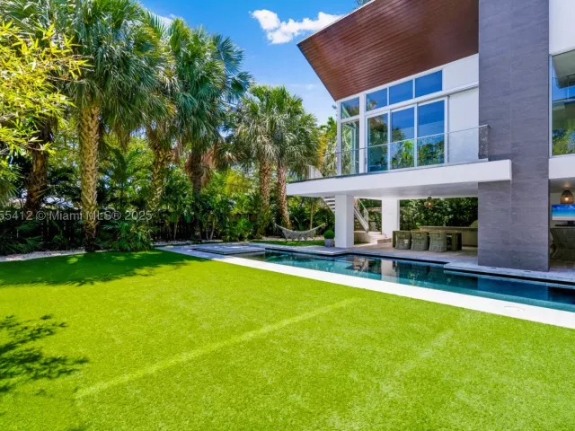 5-bedroom home for sale in Key Biscayne - 545 SABAL PALM - MondialRealty