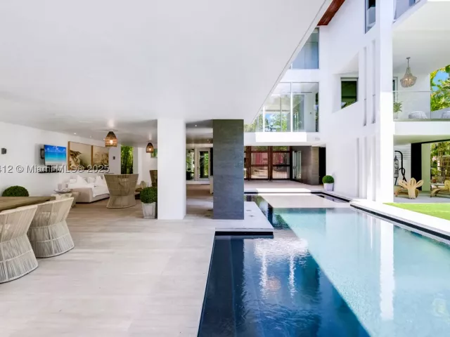5-bedroom home for sale in Key Biscayne - 545 SABAL PALM - MondialRealty