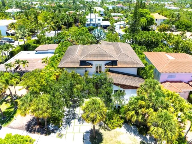 5-bedroom home for sale in Key Biscayne - 545 SABAL PALM - MondialRealty