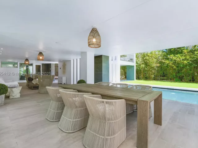 5-bedroom home for sale in Key Biscayne - 545 SABAL PALM - MondialRealty