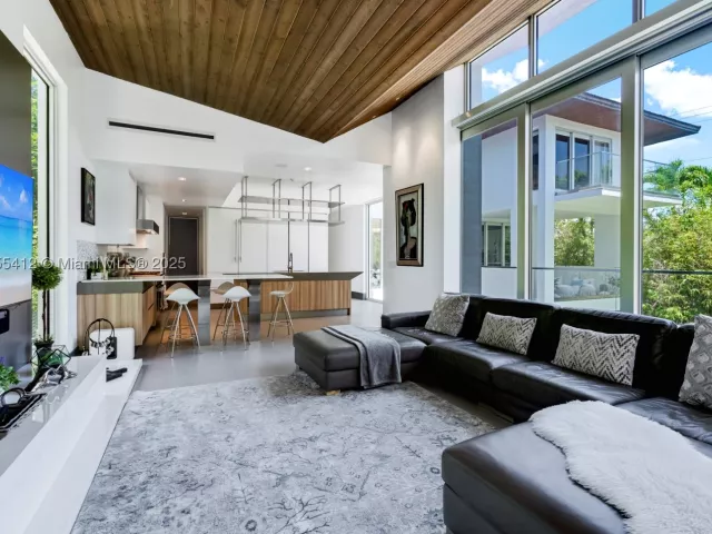 5-bedroom home for sale in Key Biscayne - 545 SABAL PALM - MondialRealty