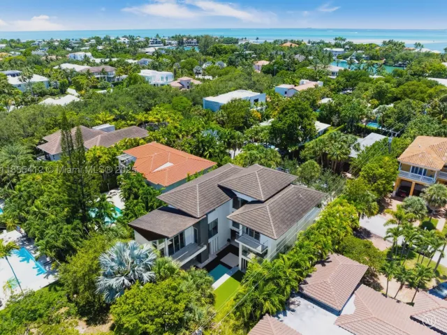 5-bedroom home for sale in Key Biscayne - 545 SABAL PALM - MondialRealty