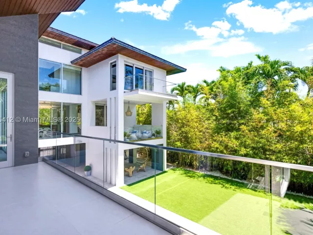5-bedroom home for sale in Key Biscayne - 545 SABAL PALM - MondialRealty
