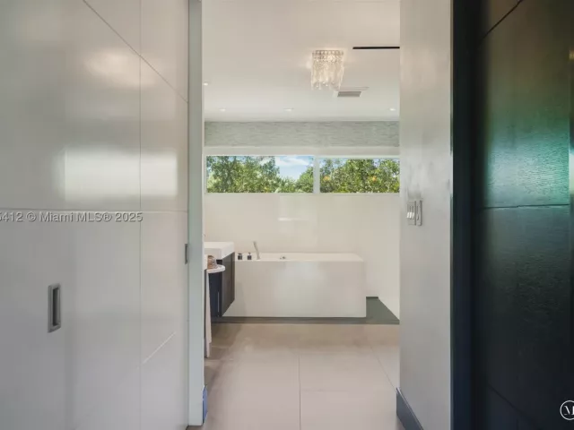 5-bedroom home for sale in Key Biscayne - 545 SABAL PALM - MondialRealty